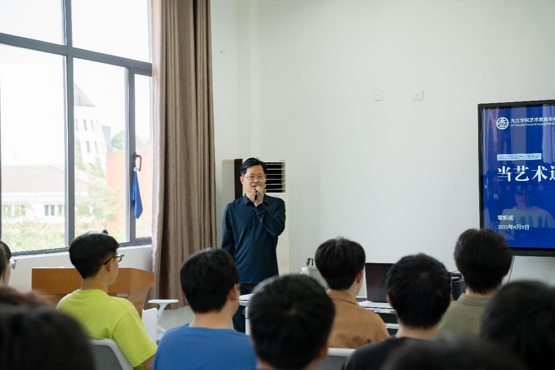 一群人正在听演讲AI 生成的内容可能不正确。