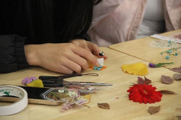 人在切蛋糕 AI 生成的内容可能不正确。